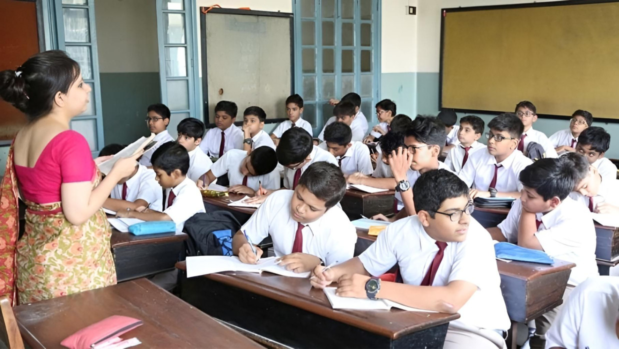 শ্রেণিকক্ষে শিক্ষক ও শিক্ষার্থী