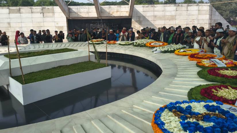 জিয়াউর রহমানের কবরের পাশে দাফন করা হয় খালেদা জিয়াকে। তাদের সমাধির পাশে দোয়া করছেন নেতাকর্মীরা