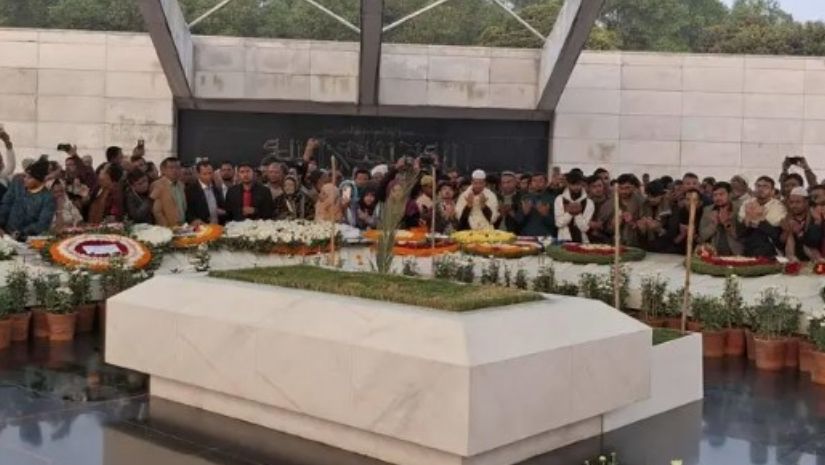 খালেদা জিয়ার সমাধিতে শ্রদ্ধা জানাতে আজও মানুষের ঢল