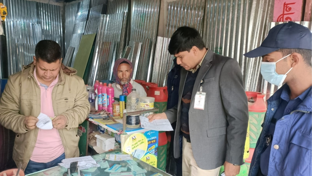 অতিরিক্ত দামে গ্যাস সিলিন্ডার বিক্রি করায় ব্যবসায়ীকে জরিমানা