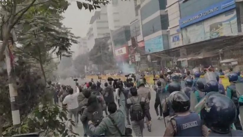 বসুন্ধরার সামনে ব্যবসায়ীদের ফের ছত্রভঙ্গ করতে টিয়ার শেল ও সাউন্ড গ্রেনেড নিক্ষেপ