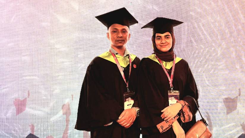 ক্লাসরুমের বন্ধুত্ব থেকে সংসার, সমাবর্তনে একসঙ্গে ডিগ্রি পেলেন স্বামী-স্ত্রী
