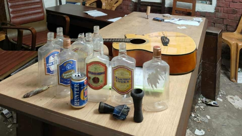 জাবিতে ৪৫ ব্যাচের র‍্যাগজোনে মদ-গাঁজাসহ বিছানাপত্র জব্দ