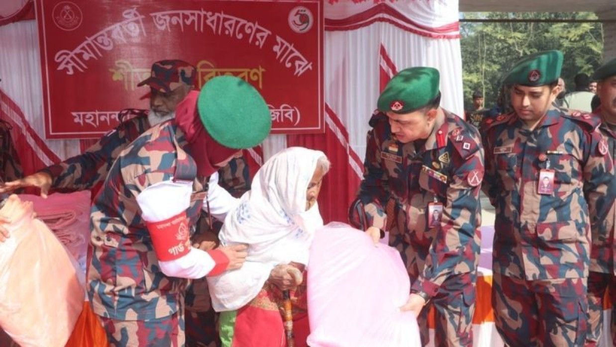 শীতবস্ত্র বিতরণ করছে মহানন্দা ব্যাটালিয়ন (৫৯ বিজিবি)