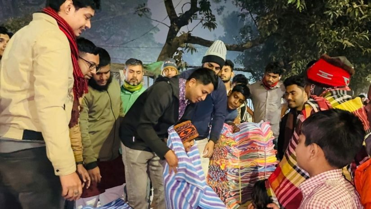 খালেদা জিয়ার রুহের মাগফেরাত কামনায় ঢাবিতে ছাত্রদলের শীতবস্ত্র বিতরণ