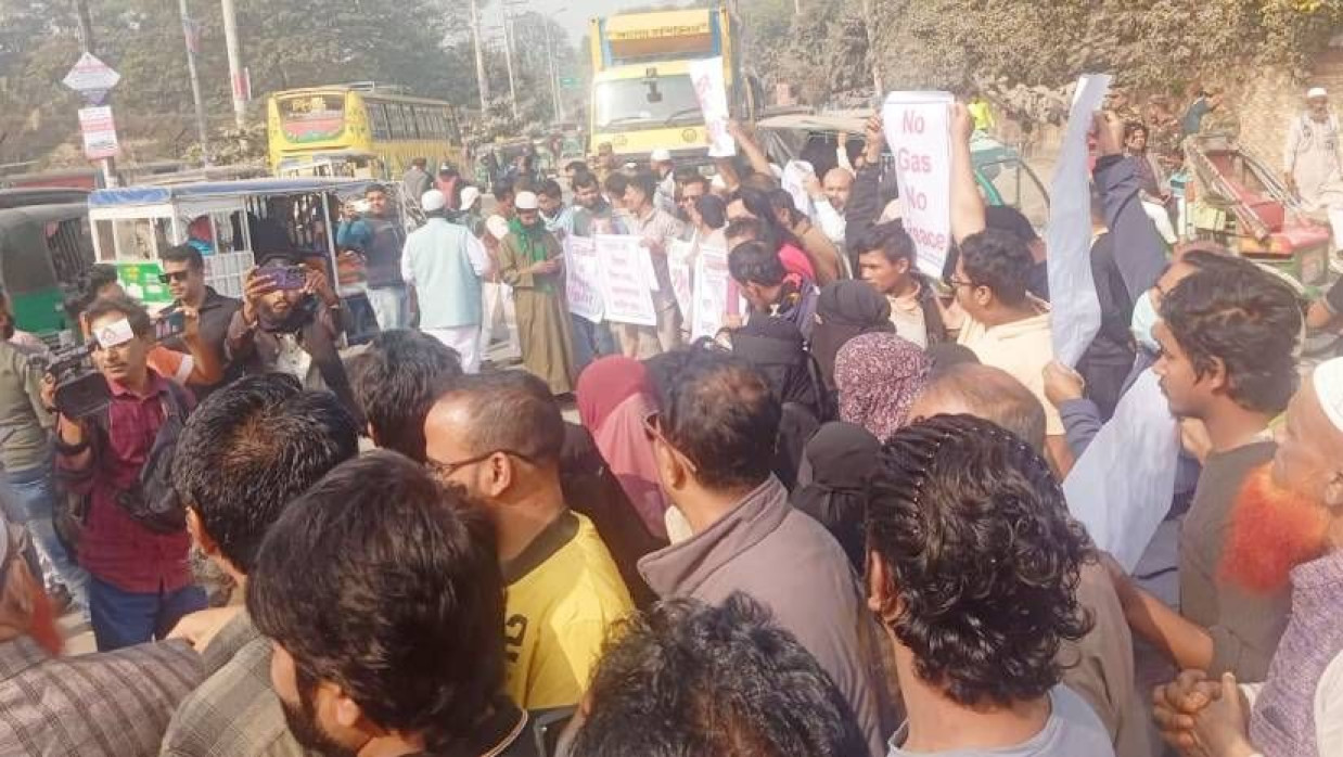 ব্রাহ্মণবাড়িয়া শহরের কাউতলি বাসস্ট্যান্ড এলাকায় স্থানীয়দের বিক্ষোভ