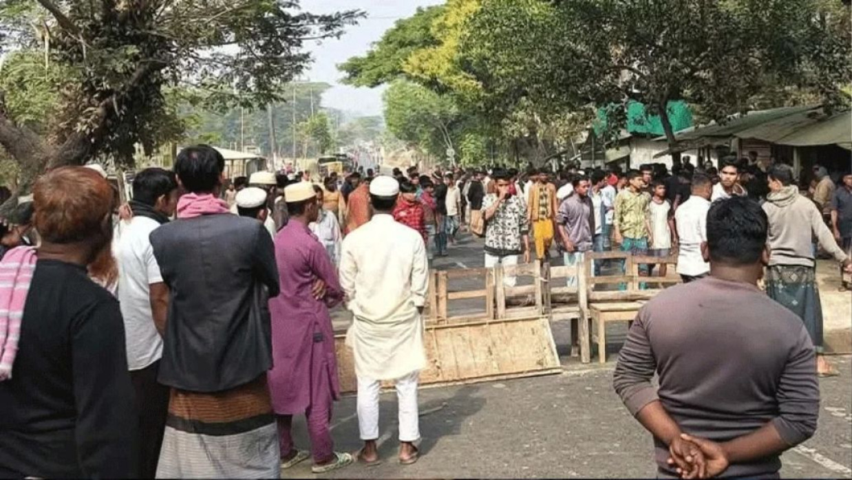 স্কুলছাত্রী নিহতের প্রতিবাদে অবরোধ স্থানীয়দের