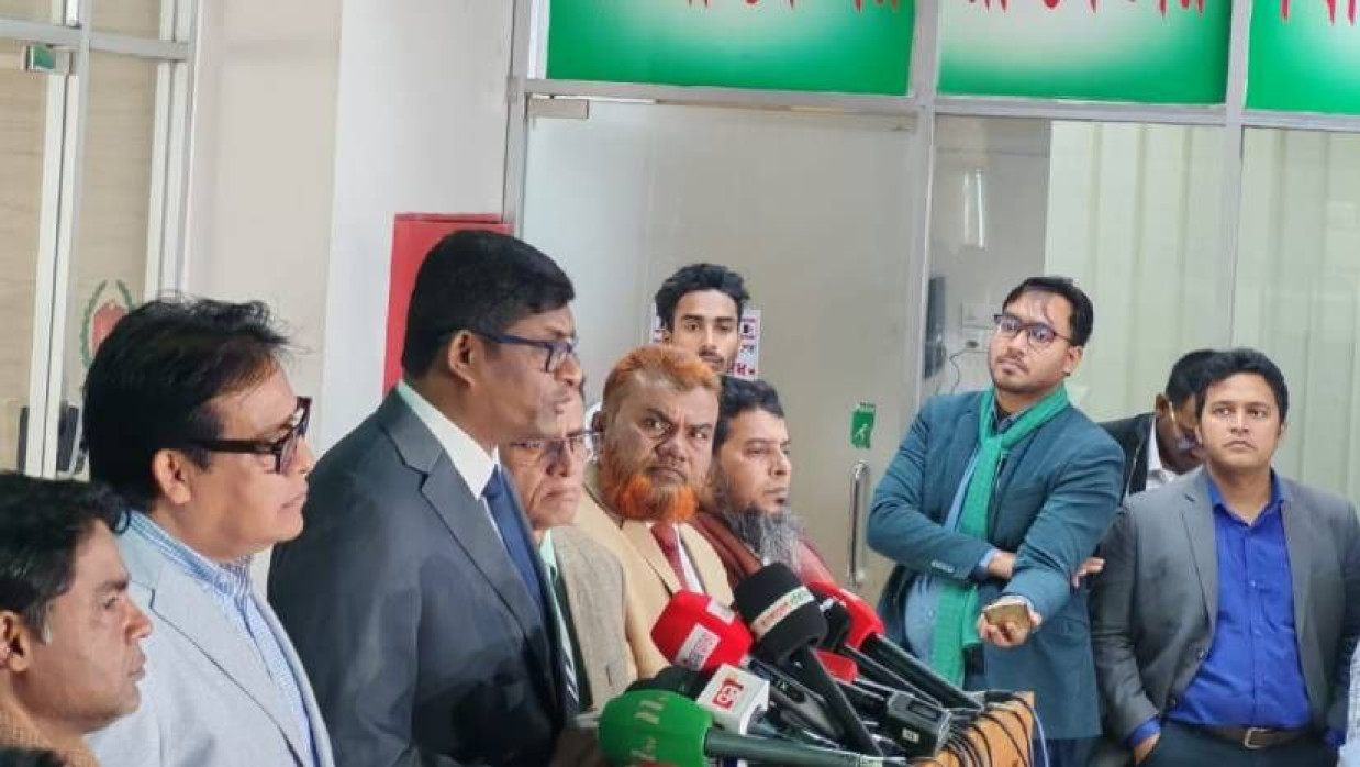 নির্বাচন কমিশন ভবনে কথা বলছেন জাপা মহাসচিব