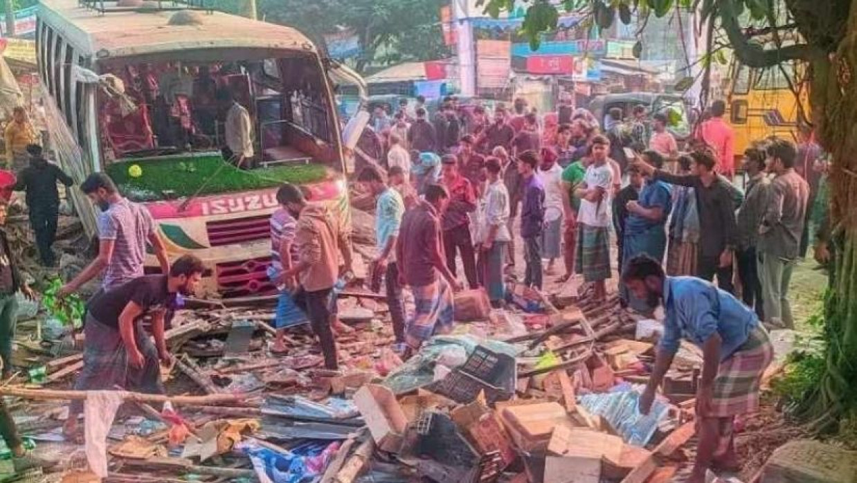 ফলের দোকানে বাস ঢুকে যাওয়ায় ধ্বংস হয় ফলের দোকান