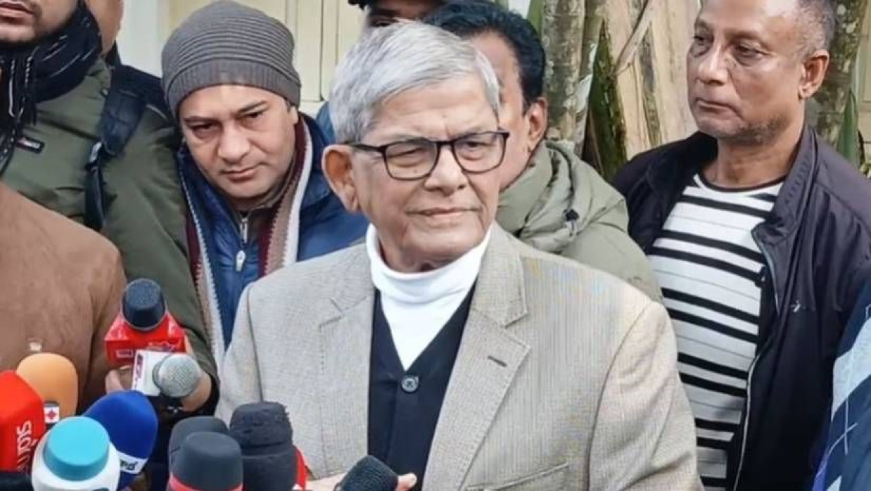 সাংবাদিকদের সঙ্গে কথা বলছেন মির্জা ফখরুল ইসলাম আলমগীর