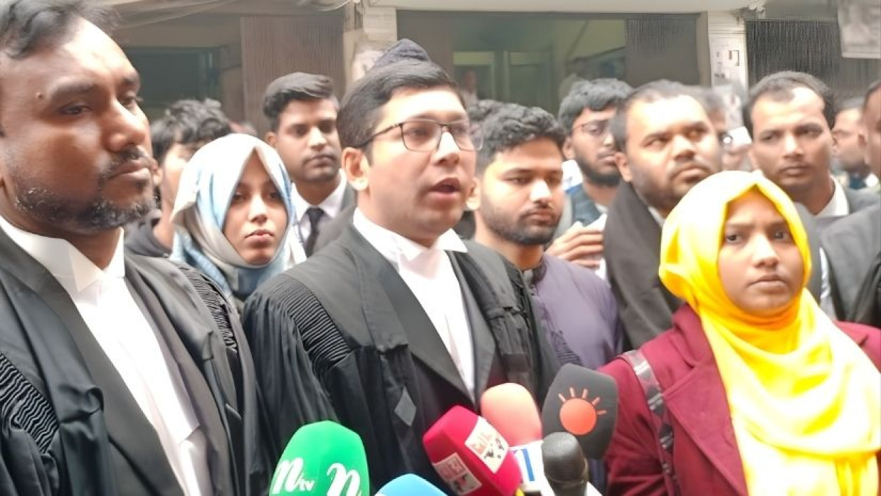 ব্রিফ করছেন আইনজীবীরা