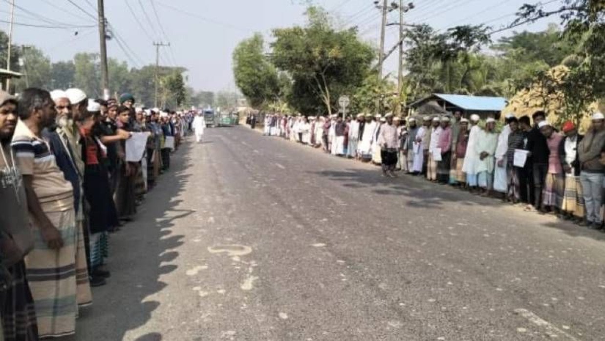 সীমান্তের ওপার থেকে ছোড়া গুলিতে শিশু হুজাইফা সুলতানা আফরান গুরুতর আহত হওয়ার ঘটনায় স্থানীয় লোকজনের মানববন্ধন