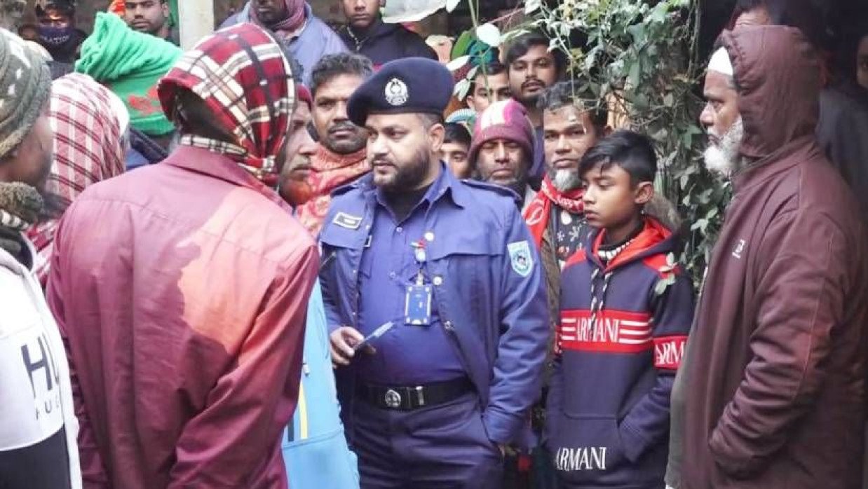 হত্যাকাণ্ডের গৃহবধূর বাড়িতে পুলিশ ও স্থানীয় লোকজন