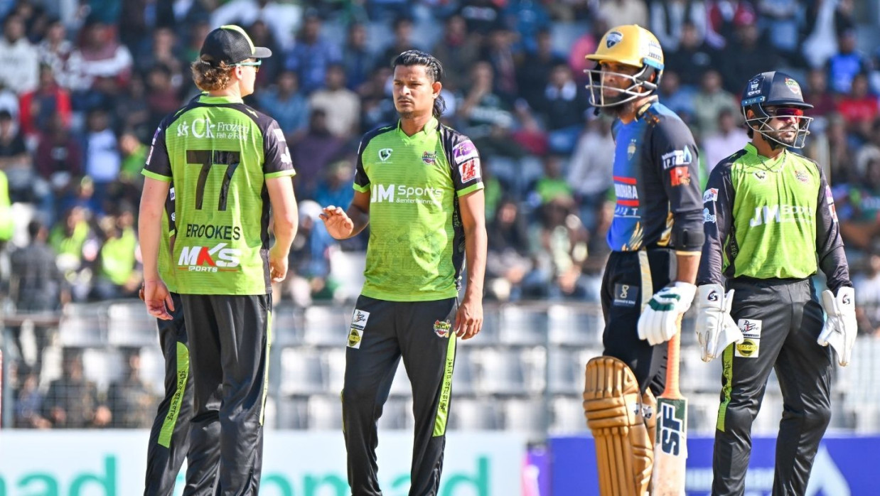 ব্যাটিং ব্যর্থতায় টেনেটুনে একশ ছাড়ানো পুঁজি রংপুরের