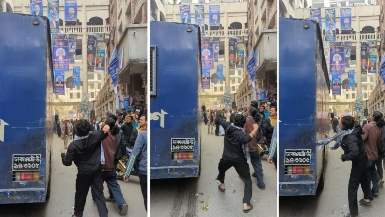 জুনাইদ আহমেদ পলককে বহনকারী প্রিজনভ্যানে ডিম নিক্ষেপ করছেন ইনকিলাব মঞ্চের নেতাকর্মীরা