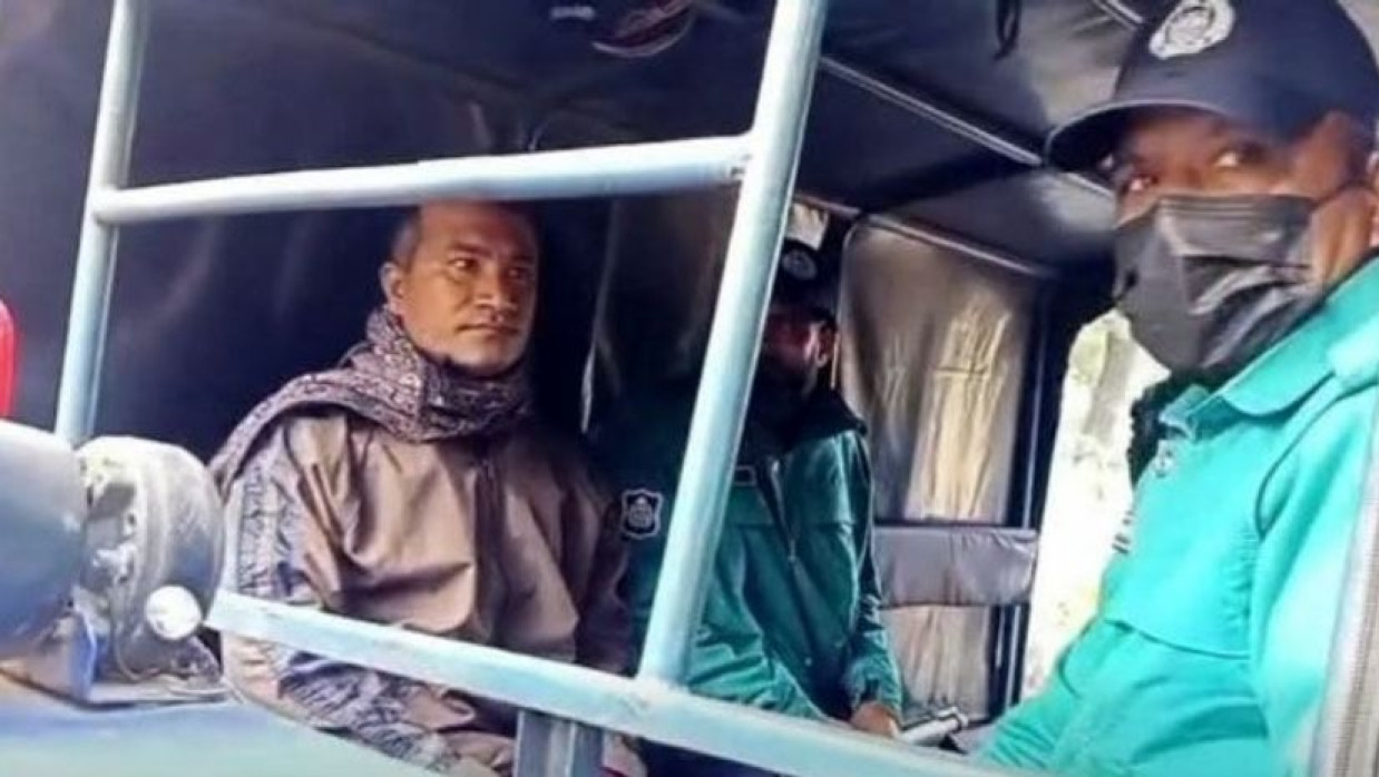 রাবি কর্মকর্তাকে থানায় নিয়ে যায় পুলিশ