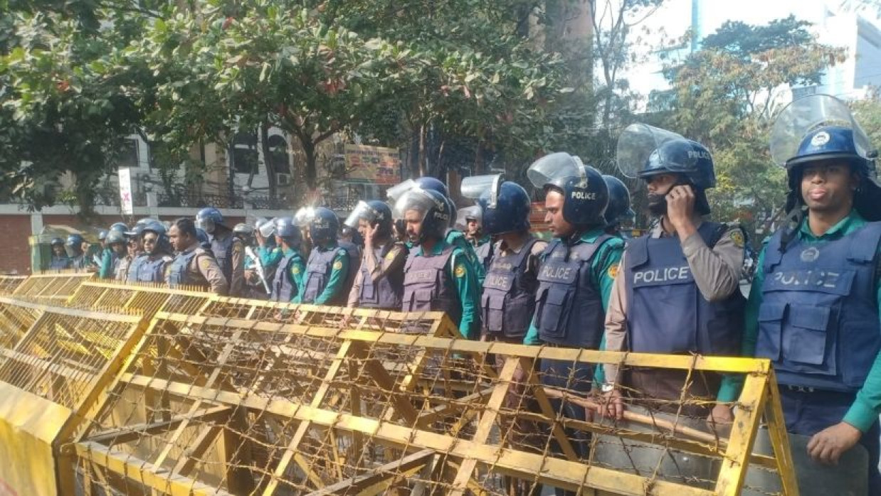 রাজধানীর নির্বাচন কমিশন এলাকায় সতর্ক অবস্থানে আইনশৃঙ্খলা বাহিনী