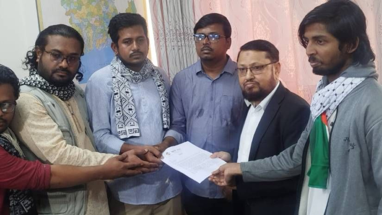 ইসির অতিরিক্ত সচিব কে এম আলী নেওয়াজ হাতে স্মারকলিপি তুলে দেওয়া হচ্ছে