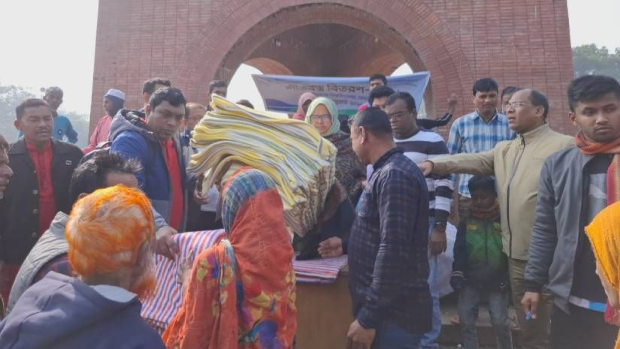 জুডসার উদ্যোগে জাবিতে শীতার্তদের মধ্যে শীতবস্ত্র বিতরণ