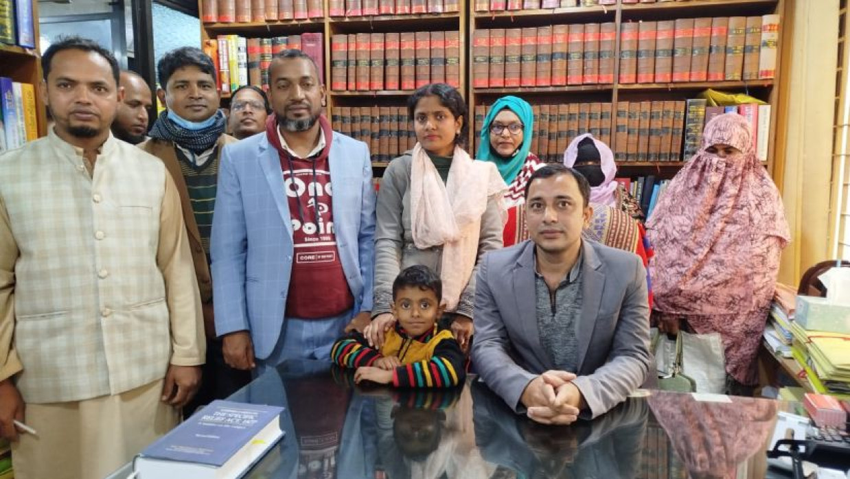 উকিল নোটিশ পাঠানো আইনজীবীর সঙ্গে শিক্ষকরা