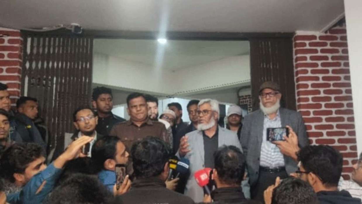 শাবির প্রশাসনিক ভবনের সামনে