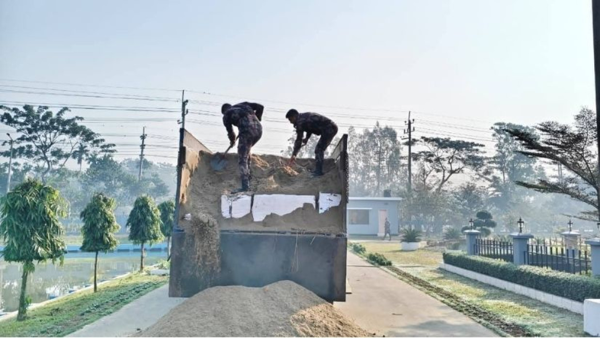 ট্রাকে তল্লাশি করছে বিজিবি