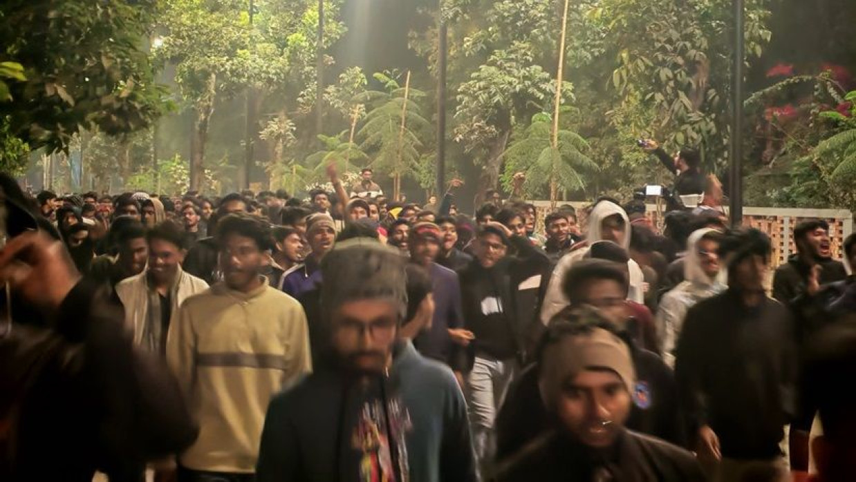 খুবিতে মধ্যরাতে বিক্ষোভ করেছেন শিক্ষার্থীরা