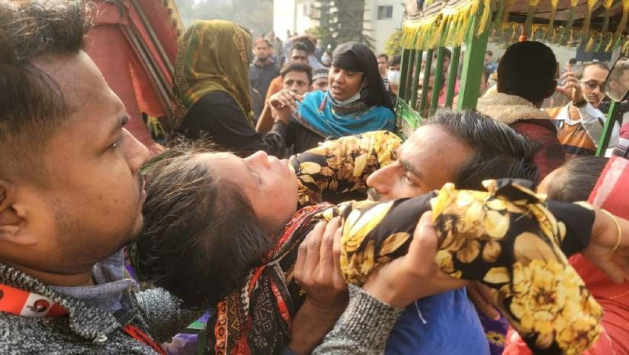 অসুস্থ শ্রমিকদের হাসপাতালে নেওয়া হচ্ছে