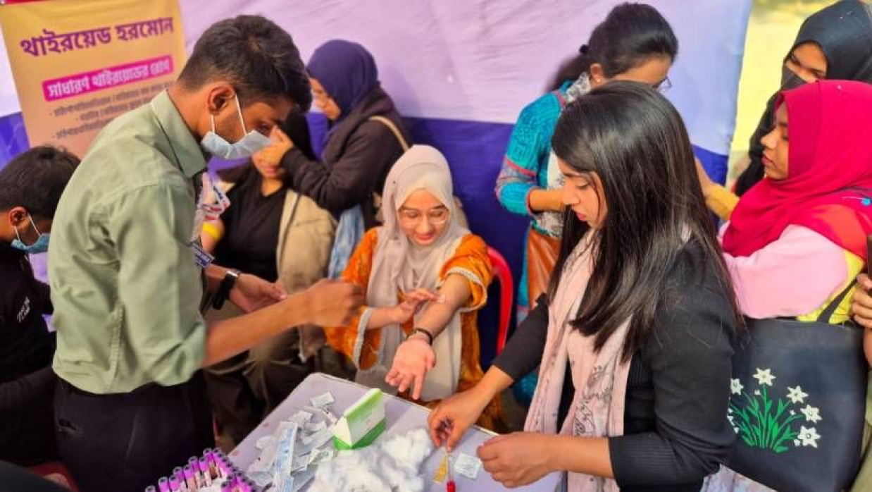 থাইরয়েড টেস্টের জন্য রক্ত সংগ্রহ করা হচ্ছে