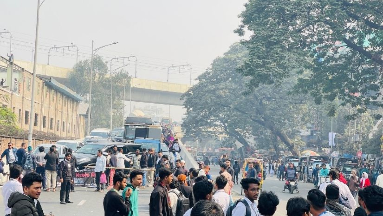 ফার্মগেট মোড় এলাকায় সড়ক অবরোধ করে বিক্ষোভ করছেন শিক্ষার্থীরা