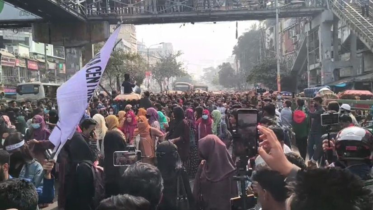 রাজধানীর সায়েন্সল্যাব মোড় অবরোধ করেছেন সাত কলেজের শিক্ষার্থীরা