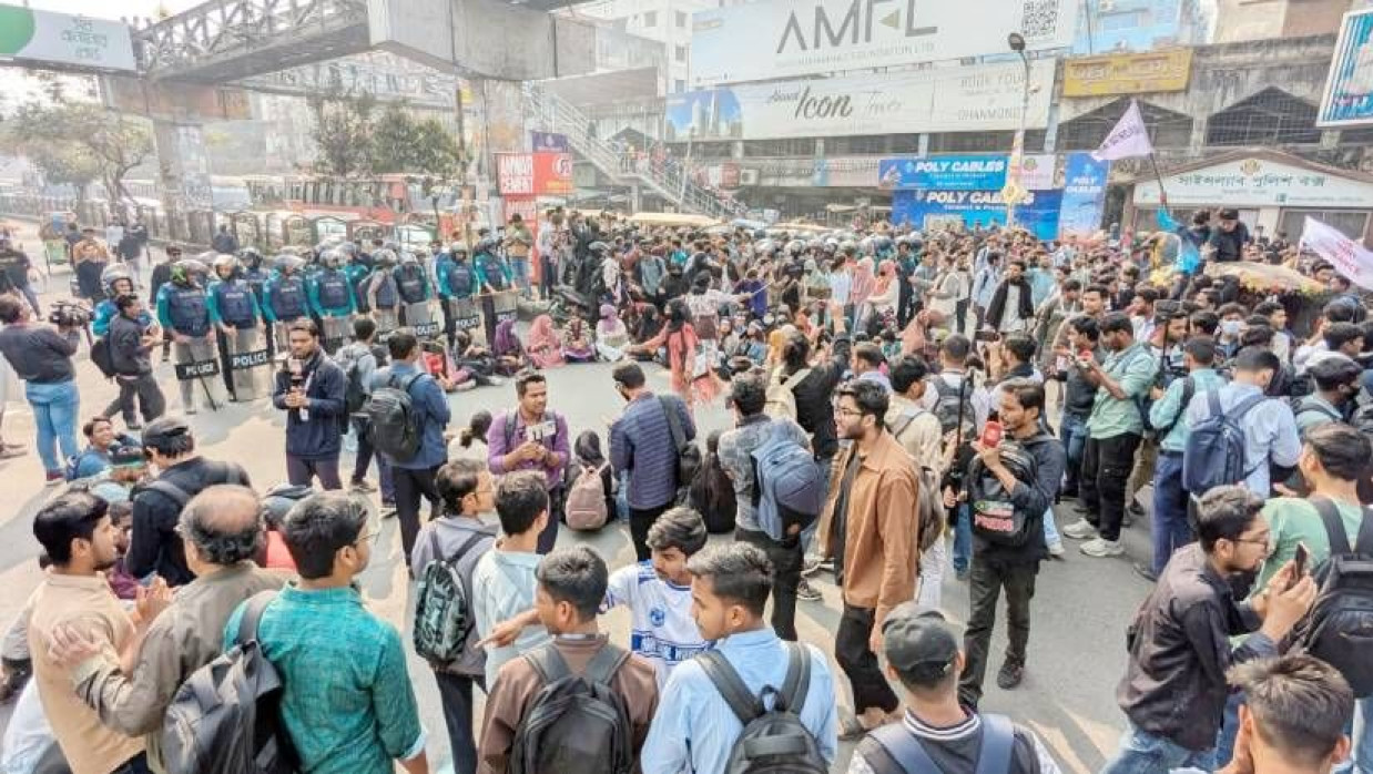 সায়েন্সল্যাব মোড়ে সাত কলেজের শিক্ষার্থীদের অবস্থান