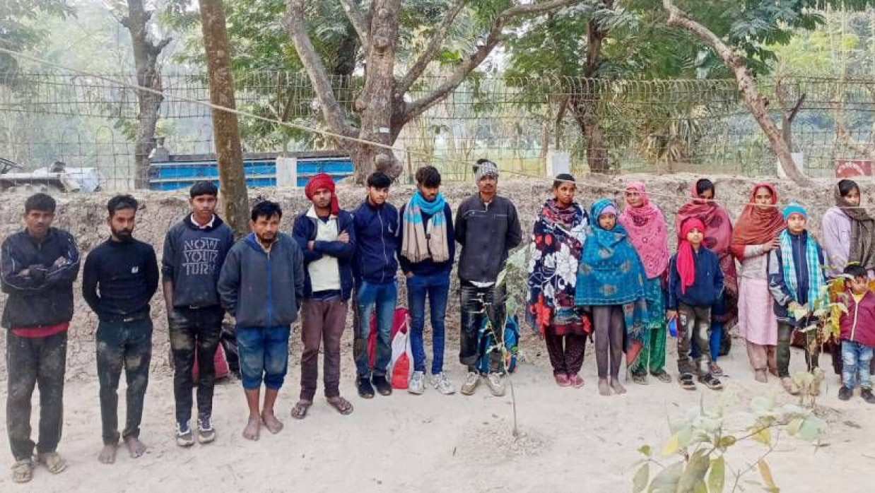 পুশইন করা ১৭ বাংলাদেশি