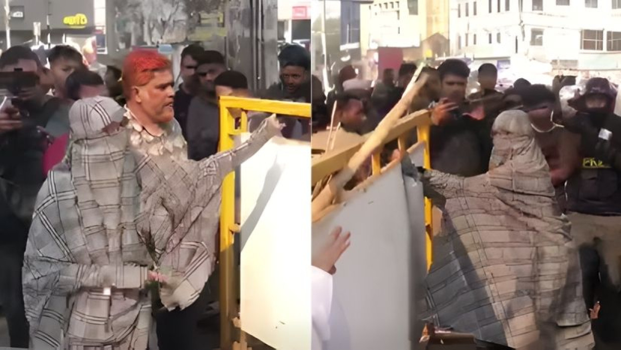 রাস্তা থেকে ব্যারিকেড সরাচ্ছেন নারী