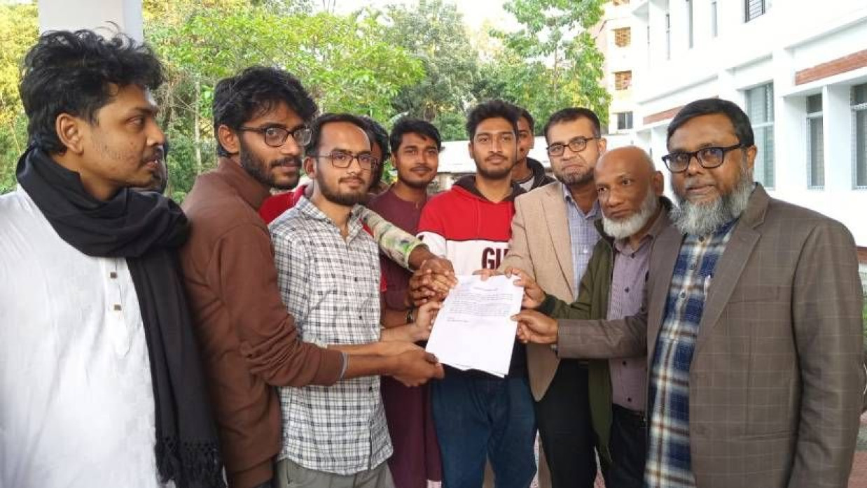 স্মারকলিপি দিচ্ছেন প্রার্থীরা