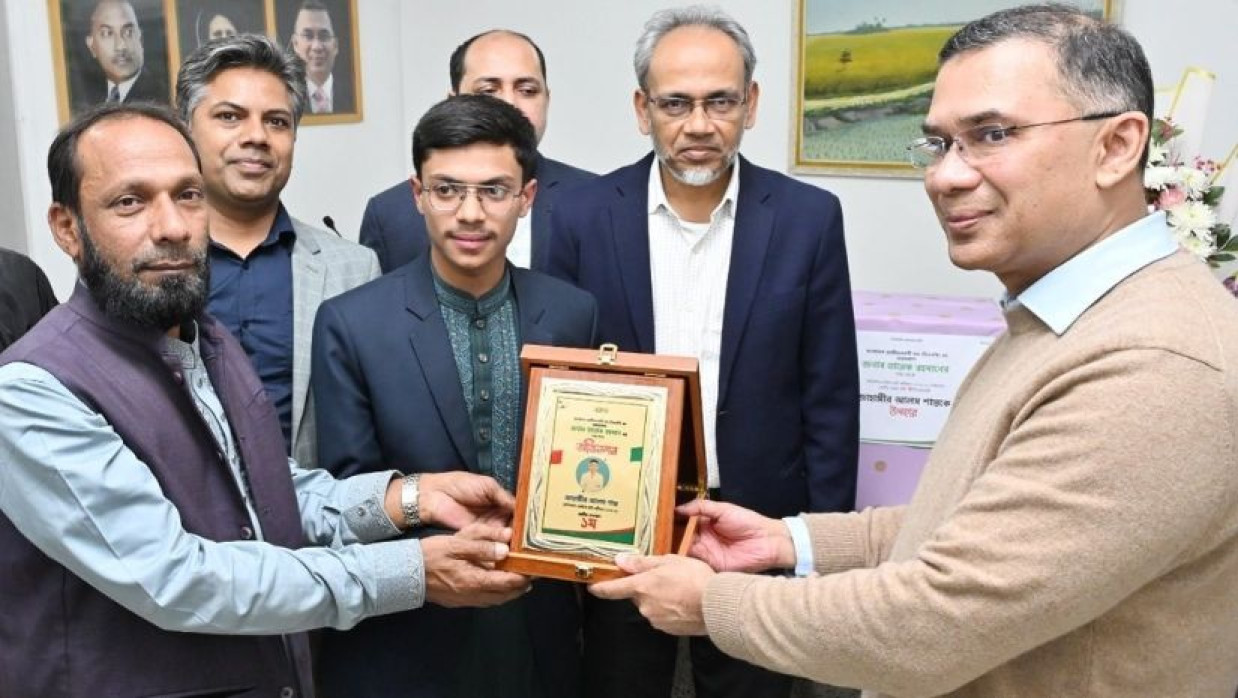 জাহাঙ্গীর আলম শান্তকে উপহার প্রদান তারেক রহমানের