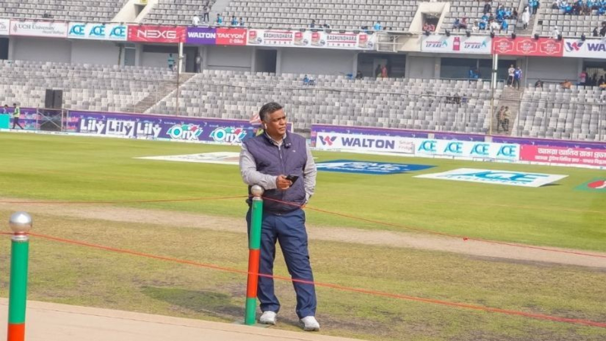 স্টেডিয়ামে উইকেটের পাশে একা দাঁড়িয়ে থাকতে দেখা যায় বিসিবি সভাপতি বুলবুল