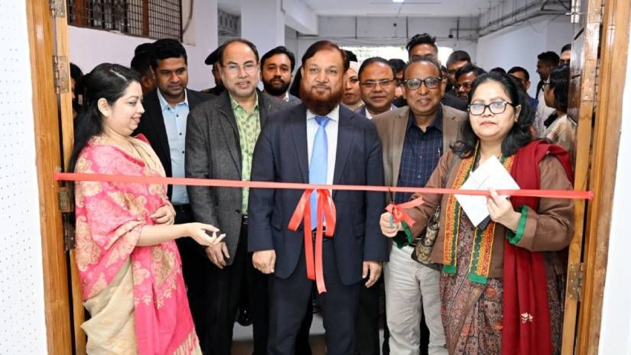 ফিতা কেটে ক্রিমিনাল ইনভেস্টিগেশন অ্যান্ড ফরেনসিক অ্যানালাইসিস ল্যাব’ উদ্বোধন করা হচ্ছে