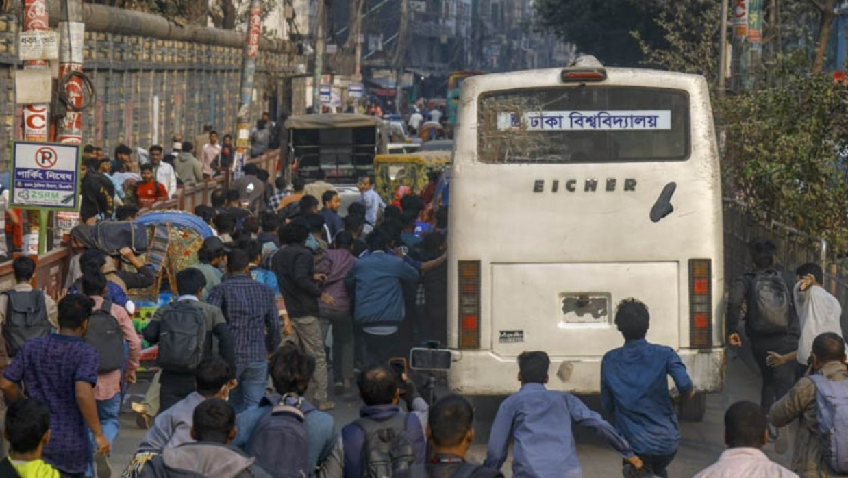 ঢাবির বাসে সাত কলেজের হামলা