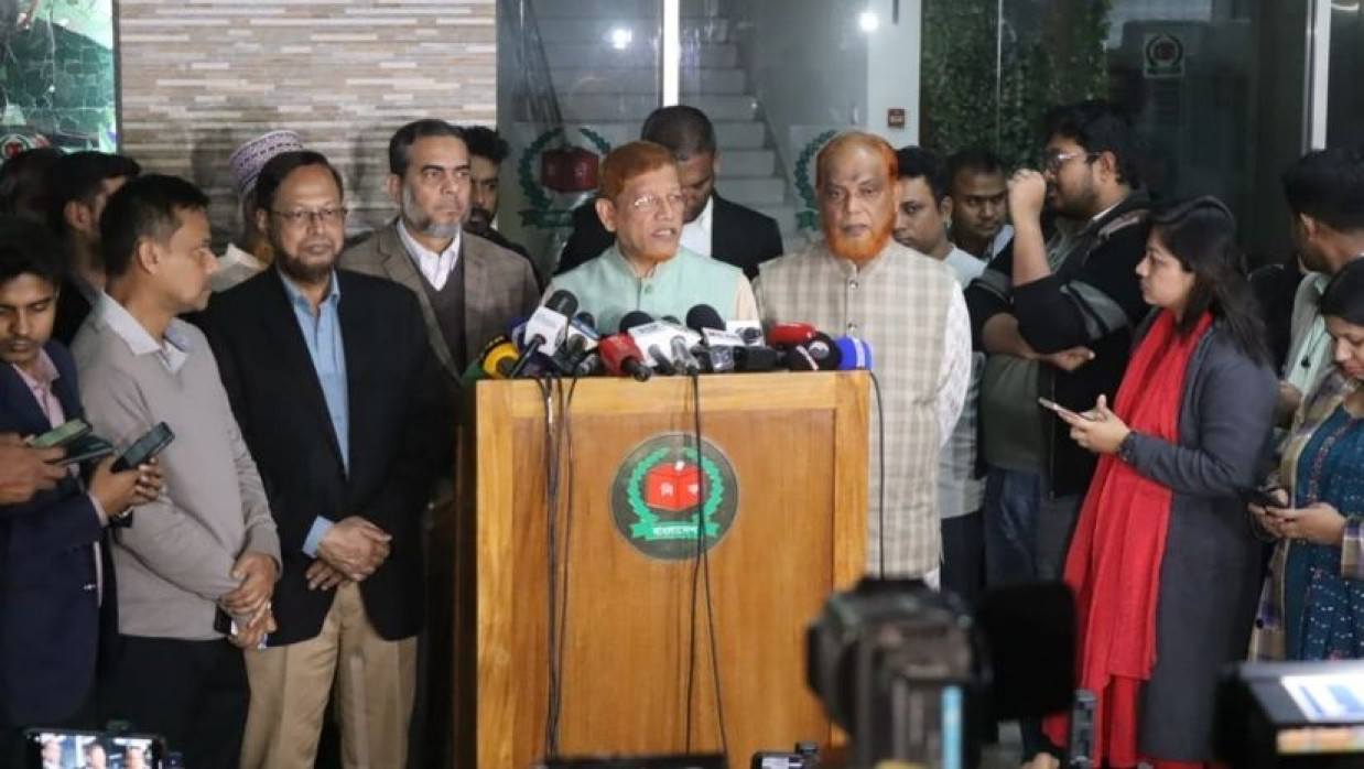 বৈঠকশেষে ব্রিফিংকালে জামায়াতের প্রতিনিধি দল