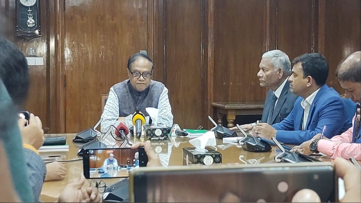 সংবাদ সম্মেলনে কেন্দ্রীয় ব্যাংকের গভর্নর ড. আহসান এইচ মনসুর