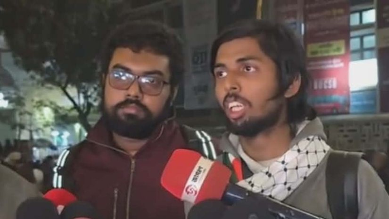 প্রেস ব্রিফিংয়ে কথা বলছেন ডাকসুর সাহিত্য ও সংস্কৃতি বিষয়ক সম্পাদক মোসাদ্দেক আলী ইবনে মোহাম্মদ