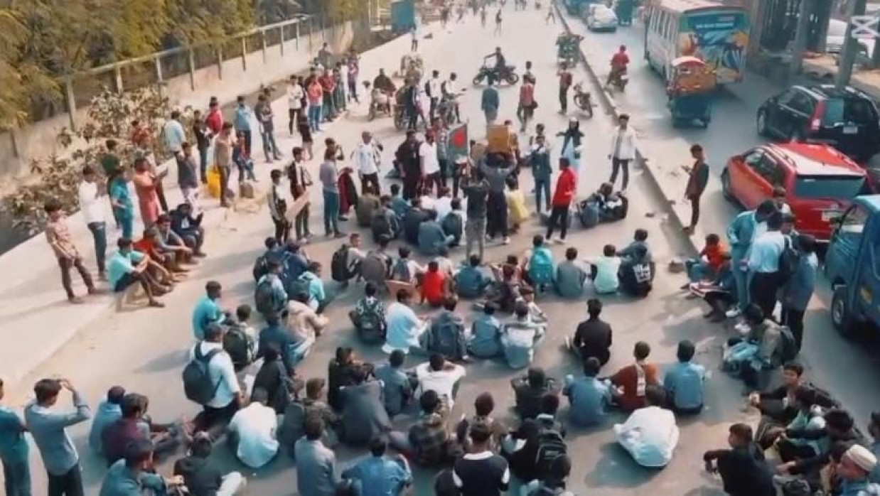 ওসমান হাদি হত্যার বিচার চেয়ে গাজীপুরে অবরোধ 