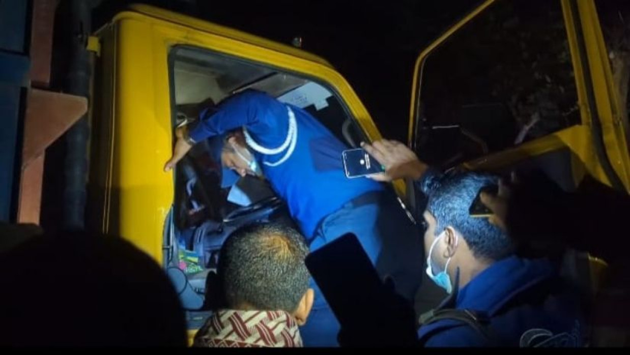 মোটরসাইকেল আরোহী প্রধান শিক্ষককে ট্রাক চাপা