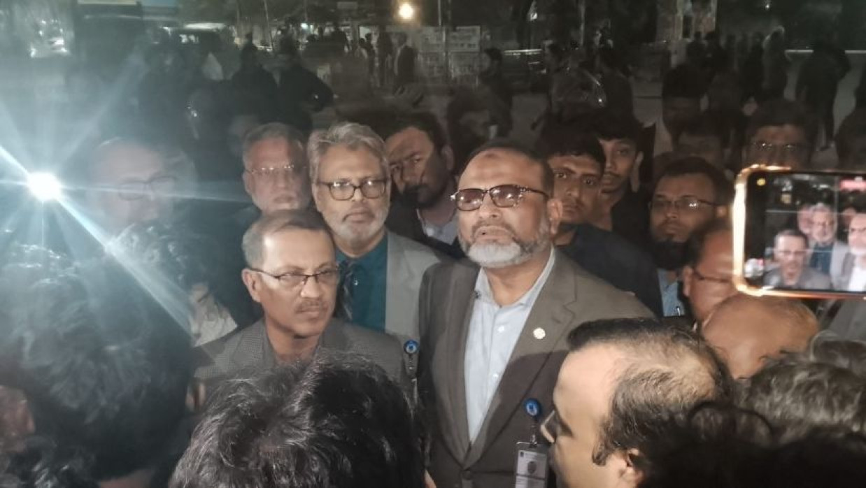 বাসে হামলা ঘটনার জেরে বিক্ষুব্ধ ঢাবি শিক্ষার্থীদের সঙ্গে কথা বলেন উপাচার্য