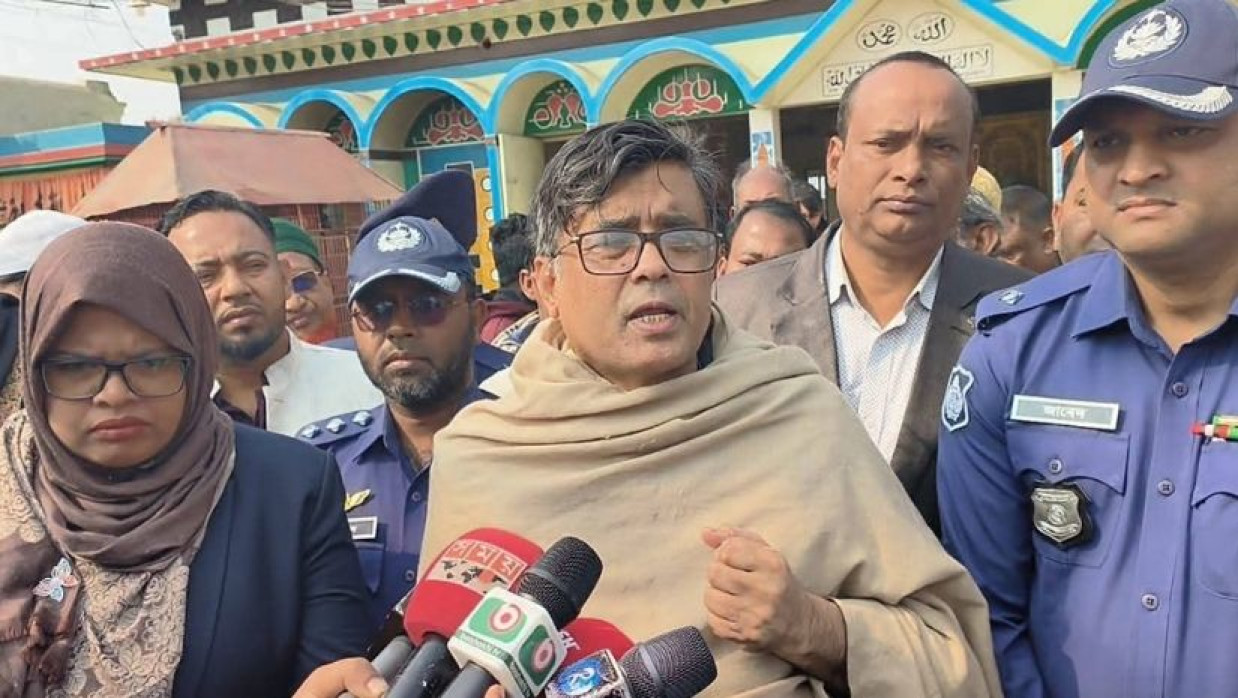 সাংবাদিকদের সাথে কথা বলছেন প্রেস সচিব শফিকুল আলম