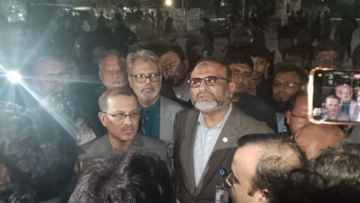 ঢাবি শিক্ষার্থীদের ওপর হামলার ঘটনায় শিক্ষার্থীরা নীলক্ষেত এলাকায় অবস্থান নিলে তাদের সাথে সংহতি প্রকাশ করেছে বিশ্ববিদ্যালয় কর্তৃপক্ষ