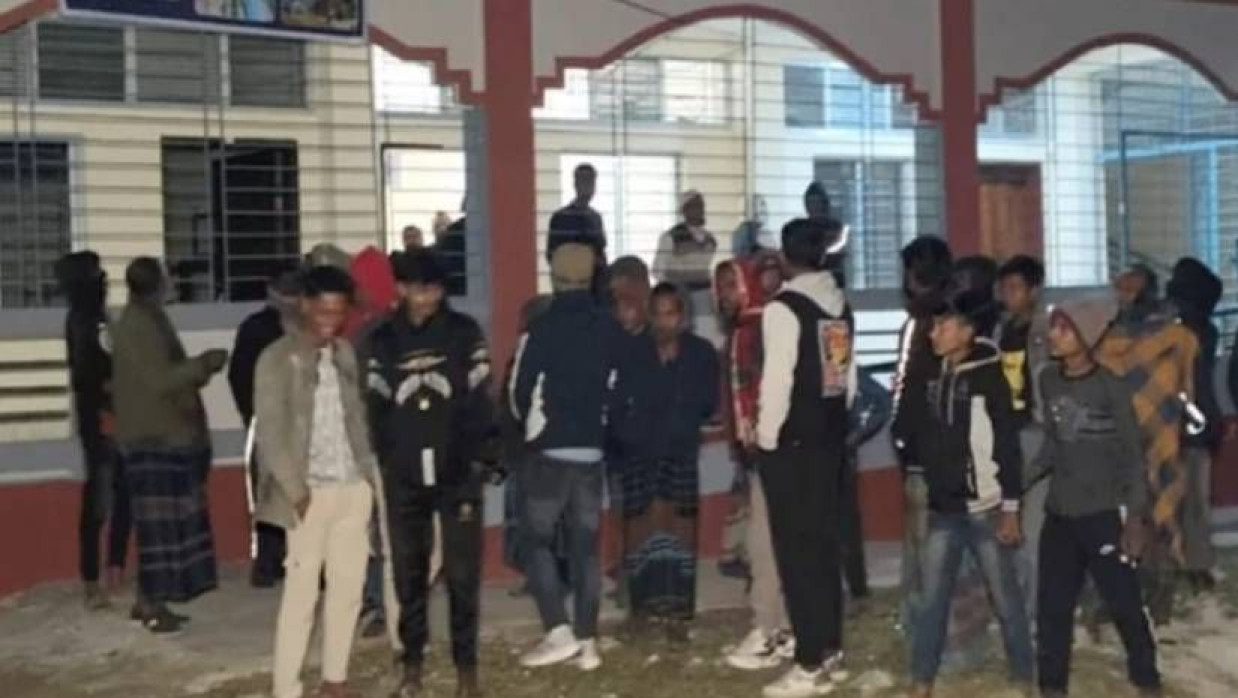 পুটিমারি আউলিয়া মাদ্রাসার সামনে স্থানীয় লোকজন