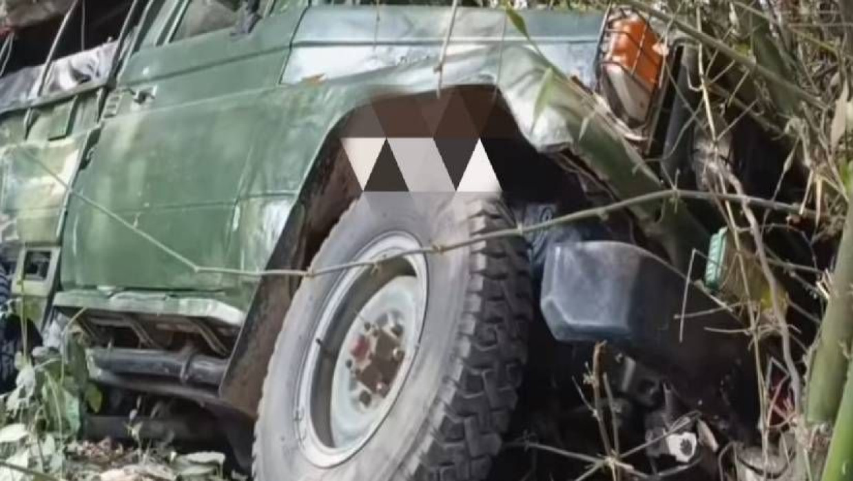 দুর্ঘটনাকবলিত সেনাবাহিনীর গাড়ি