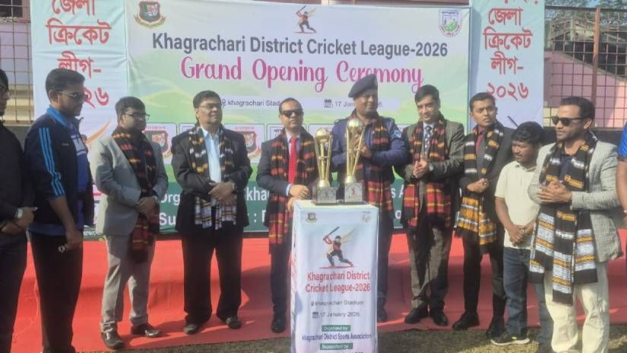 খাগড়াছড়ি স্টেডিয়ামে ক্রিকেট টুর্নামেন্টের উদ্বোধনী অনুষ্ঠানে অতিথিরা
